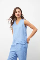 Musculosa celeste de lino con escote en V y sin mangas.