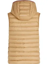 Chaleco acolchado color beige con capucha desmontable, cierre frontal con cremallera, dos bolsillos laterales con cremallera y logo de Tommy Hilfiger bordado en el pecho. Confeccionado en poliéster reciclado con acabado repelente al agua.