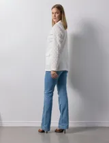 Blazer entallado blanco, marca Robert Louis. Cuello con solapa y abertura central con botón. Delantera con bolsillos. Manga larga calada.