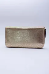 Billetera marrón con estampado de piel de serpiente, cierre perimetral, múltiples ranuras para tarjetas, documentos y billetes, y bolsillo interior con cierre para monedas.