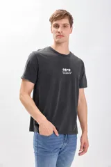 Remera negra de manga corta con estampa de dragón blanco en la espalda y efecto lavado.