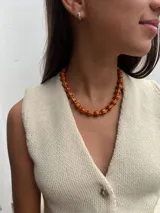 Collar corto de múltiples hilos con cuentas de cerámica esmaltada de colores y detalles dorados.