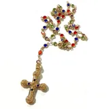 Collar tipo rosario con cadena dorada y cuentas de colores. Dije de cruz dorada con incrustaciones de gemas de colores.