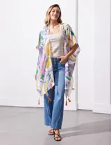 Kimono tejido con estampado abstracto en tonos azul, amarillo y blanco. Tiene mangas amplias estilo japonés y terminación de ruedo con borlas.