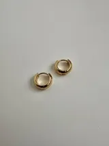 Par de aros tipo argolla de acero quirúrgico hipoalergénico color dorado.