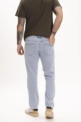 Pantalón de jean celeste de corte slim.
