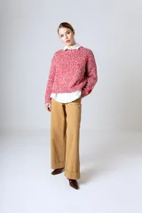 Sweater tejido de punto grueso color rojo y blanco con cuello redondo y puños acanalados.