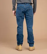 Jeans azul oscuro de corte slim, con tecnología Coolmax para confort térmico y elasticidad.
