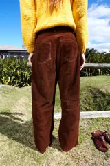 Pantalón de gamuza color marrón, de corte holgado y modelo barrel.