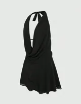 Vestido corto negro con escote halter y espalda descubierta.