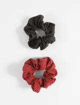 Pack de gomitas scrunchie con estampado vichy en rojo y negro, ideal para sujetar el pelo.