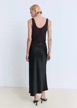 Falda midi marrón de tejido satinado, corte recto y cintura elástica.