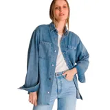 Camisa de denim celeste, corte oversize, con cuello clásico, cierre con botones a presión, mangas largas con puños abotonados, dos bolsillos con solapa abotonada en el pecho y aberturas laterales en el ruedo.