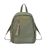 Mochila verde militar de tafeta con excelente distribución interna, apertura frontal, dos bolsillos frontales con cierres metálicos, bolsillos internos, bolsillos laterales, bolsillo trasero y correas regulables de galón.