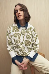 Sweater de algodón tejido en jacquard con diseño floral y de aves. Cuello redondo, puños y ruedo acanalados.