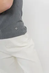 Musculosa amarilla de hilo con brillo sutil, de calce ajustado y breteles finos.