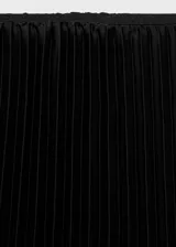 Falda midi de tejido satinado color negro con plisado fino y cintura elástica. Diseño evasé sin forro interior.
