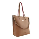 Bolso tipo tote de cuero sintético color marrón, con doble asa de hombro y correa bandolera extraíble. Tiene un aplique metálico dorado con forma de labios y el logo de la marca grabado en el frente.