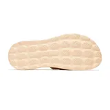 Sandalia color beige con plataforma y tira ancha con hebilla ajustable.