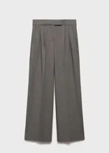 Pantalón de vestir color gris topo, de corte wide leg, tiro alto, con pinzas delanteras, bolsillos laterales y cierre frontal con botón, gancho y cremallera.