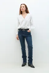 Blusa blanca de manga larga con escote en V y bordados en el frente.