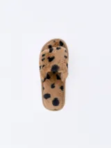 Pantuflas abiertas de piel sintética color marrón con estampado animal print de leopardo.