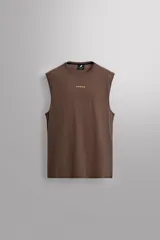 Musculosa marrón de lino y algodón, corte recto, con cuello redondo y sisa amplia. Estampado frontal con la palabra 'ATHLZ' en amarillo.