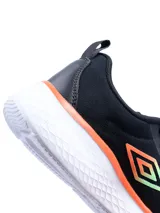 Championes de running Umbro Spice para mujer, color negro con detalles en naranja y blanco. Presentan el logo de la marca en el lateral y suela de goma con tecnología de amortiguación.