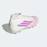 Championes de fútbol Adidas F50 Sparkfusion para mujer, color blanco con tres franjas laterales en tonos rosados y violetas. Presentan cuello tejido tipo calcetín y suela con tapones moldeados.