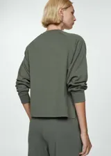 Sweater negro de tejido fluido con cuello redondo y mangas largas.