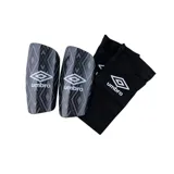 Canillera de fútbol de diseño geométrico en tonos grises con logo de Umbro.