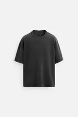 Camiseta color gris verdoso de punto tejido en hilatura de algodón, con cuello redondo, manga corta, efecto lavado y acabados irregulares.