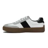 Championes urbanos blancos con detalles en gris y negro, acordonados y con suela marrón.
