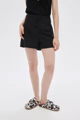 Short negro de tiro alto con bolsillos laterales.