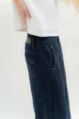 Pantalón marrón de lino y algodón, de tiro medio y piernas anchas, con bolsillos delanteros y traseros con detalles de remaches.