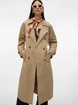 Trench coat largo color beige con doble botonadura, cinturón ajustable y bolsillos laterales.