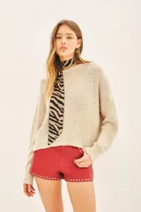 Sweater color beige de lino y algodón, de corte holgado y mangas largas.