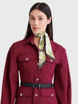 Cinta de seda estampada multicolor con diseño floral y borde marrón.