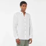 Camisa blanca de lino de corte regular, con cuello clásico, manga larga con puños abotonados y cierre frontal con botones.