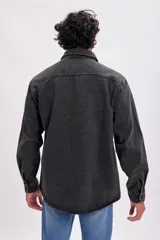 Sobrecamisa de jean color negro con dos bolsillos frontales con solapa.