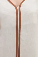 Vestido midi azul de lino con escote en V, mangas cortas con volados, bolsillos laterales y corte amplio. Presenta cintas verticales a contratono en el frente.