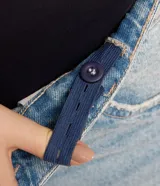 Short de jeans estilo boyfriend para tallas grandes, color celeste claro desgastado, con roturas y deshilachados en los bordes. Presenta cierre tradicional y trabillas en la cintura.