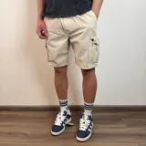 Bermuda color beige de gabardina, corte jogger con cintura elástica y bolsillos cargo laterales.