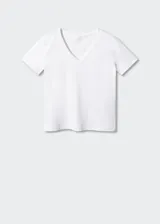 Camiseta blanca de algodón con cuello en pico y manga corta.