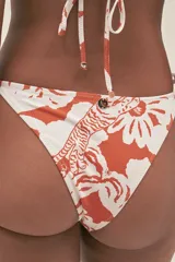Bombacha de bikini color blanco con estampado de hojas de palmera color terracota.