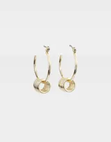 Aros tipo argolla dorados con arandelas colgantes.