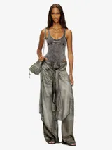 Body de tirantes color gris oscuro con efecto lavado o 'acid wash', corte ajustado y escote redondo. Presenta un parche rectangular con texto en la zona del pecho.