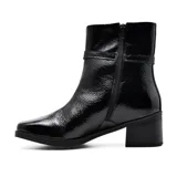 Bota corta de cuero color marrón, con taco bajo y punta cuadrada. Presenta una correa con hebilla dorada alrededor del tobillo.