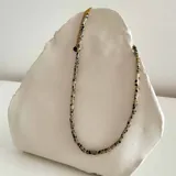 Colgante con cuentas de piedra natural Jaspe Dálmata y detalles de acero quirúrgico dorado.
