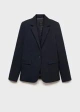 Blazer color beige con solapas de muesca, cierre frontal con un botón, hombros estructurados, corte entallado, forro interior y dos bolsillos de ribete en la parte delantera.